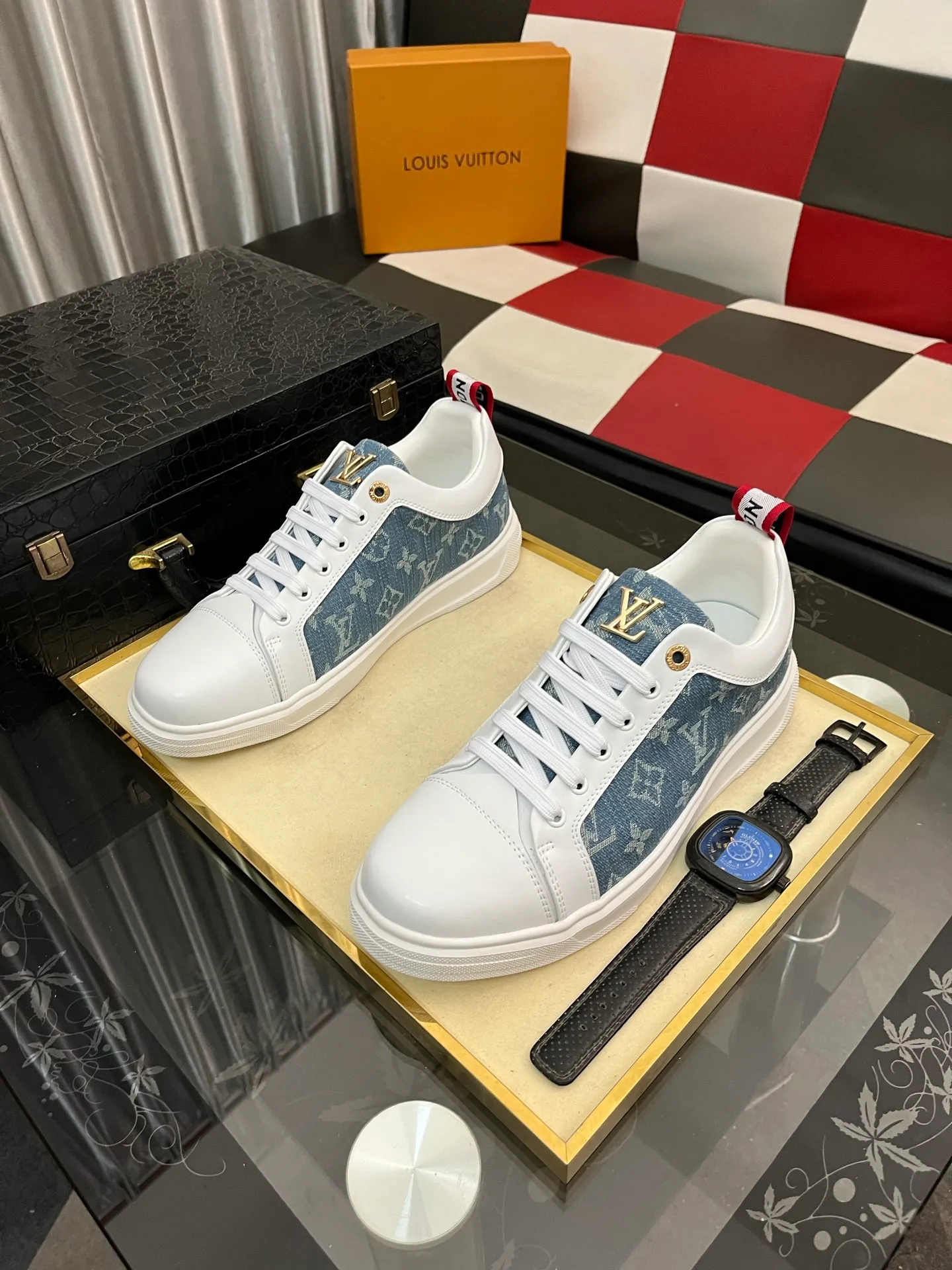 Men's shoes 💰400⌚️⌚️《Louis vuitton/LV Louis Vuitton》original quality.~ Unique modern style sneakers. 🏃A must-have casual shoe for trendy men😍😍 Original brand imported from Italy, imported original leather, cowhide lining (refuses to discolor and grind feet) sole: original sole provided by the original factory, French lazy style design ⚠️Fit to the feet, original quality, super comfortable original sole. Code number: 38-443️⃣Colors available